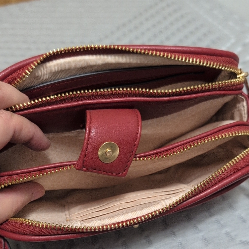 Elegant Red Crossbody Bag - Picture 3 of 9